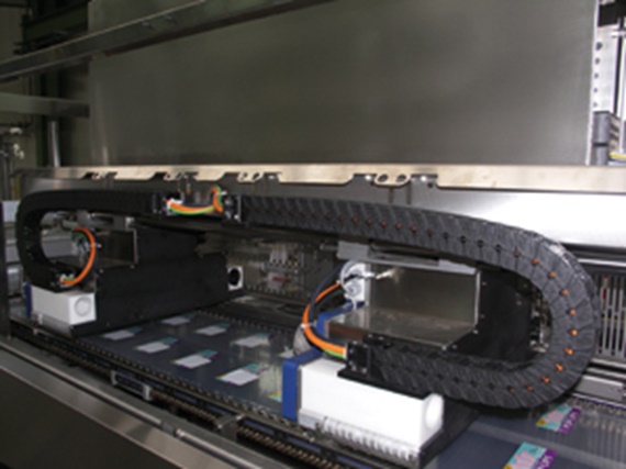 ラベリング機械で動力とデータを供給する低振動のエナジーチェーン「E6シリーズ」。