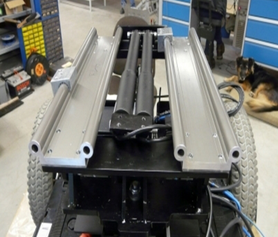 ヘビーデューティー仕様の電動車椅子に使われるドライリンWリニアガイド