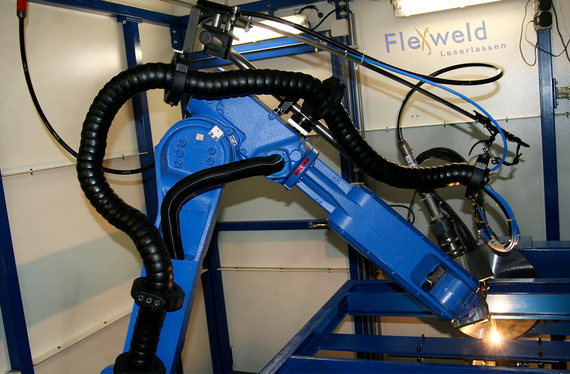 トライフレックスRを搭載したFlexweld社のレーザー溶接ロボット